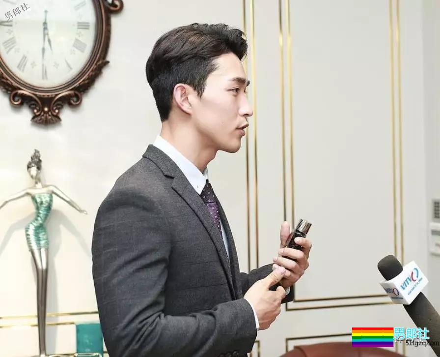 正装肌肉男模主持人，只穿内内在化妆间自拍，好闻！ - 51虹马