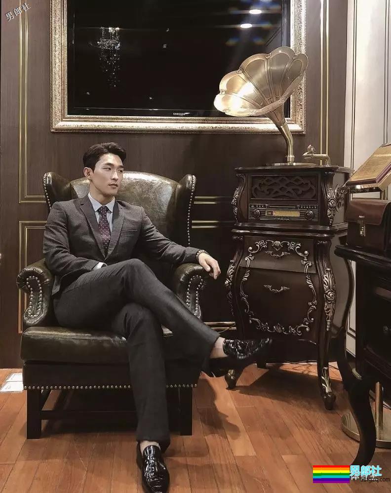 正装肌肉男模主持人，只穿内内在化妆间自拍，好闻！ - 51虹马