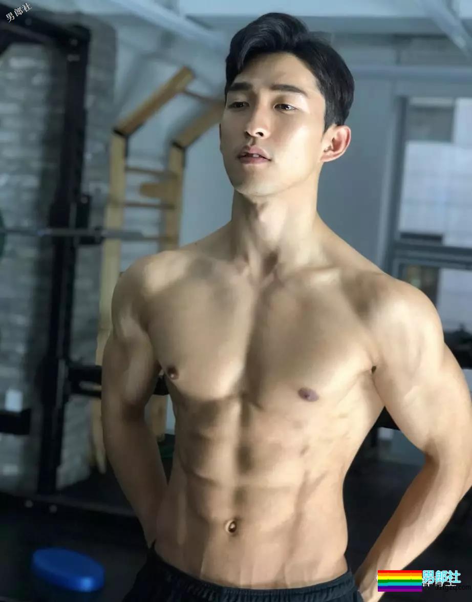 正装肌肉男模主持人，只穿内内在化妆间自拍，好闻！ - 51虹马