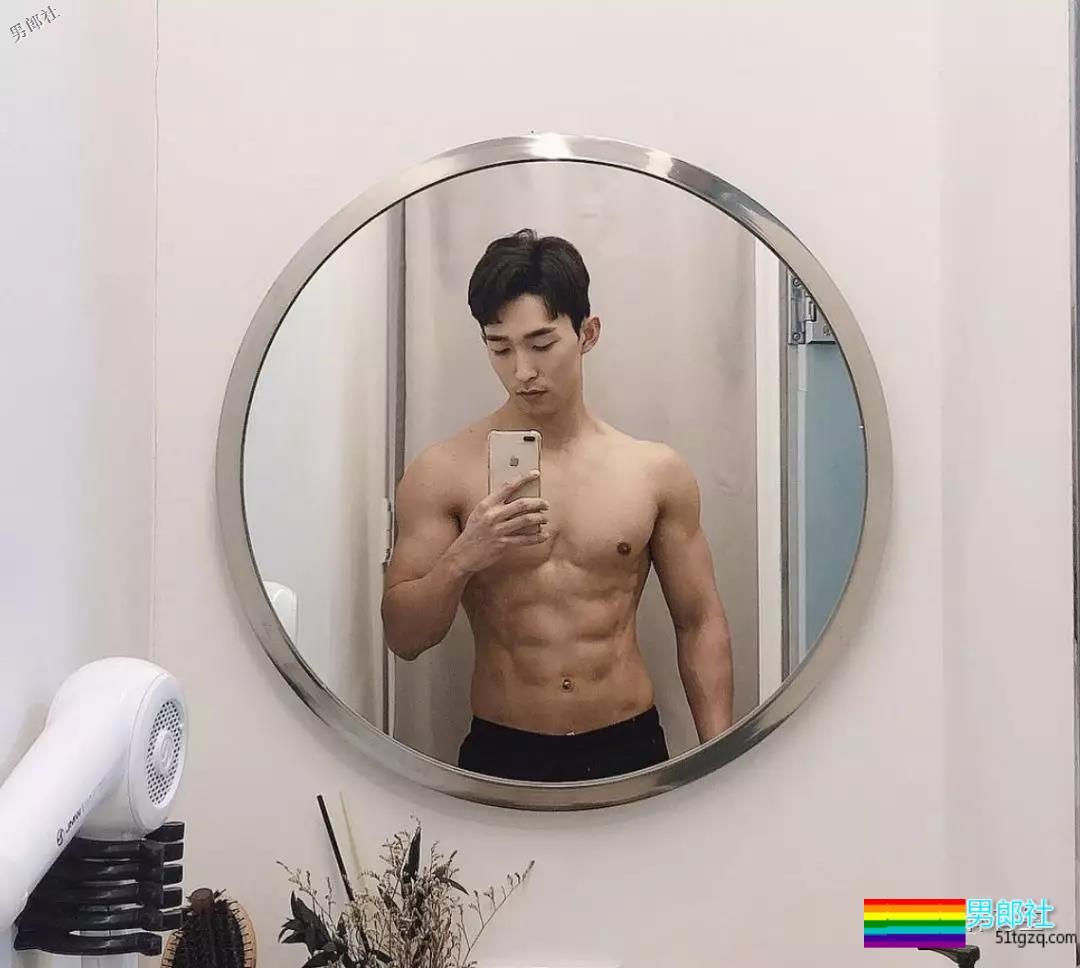 正装肌肉男模主持人，只穿内内在化妆间自拍，好闻！ - 51虹马