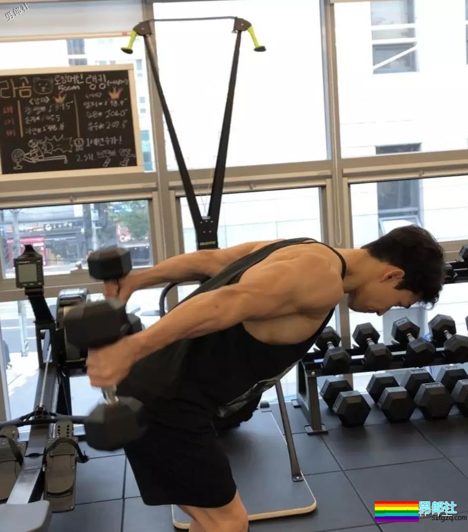 正装肌肉男模主持人，只穿内内在化妆间自拍，好闻！ - 51虹马