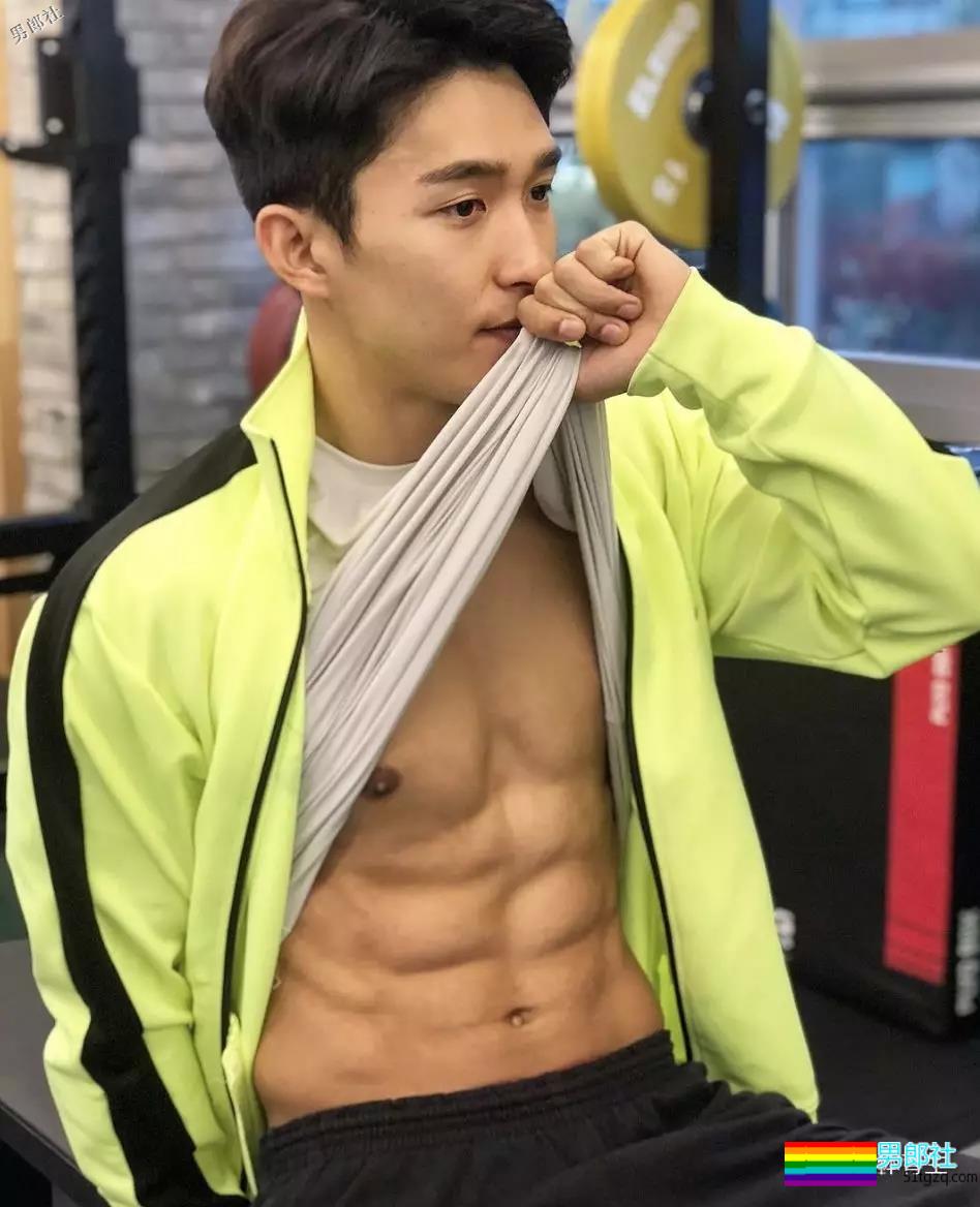 正装肌肉男模主持人，只穿内内在化妆间自拍，好闻！ - 51虹马