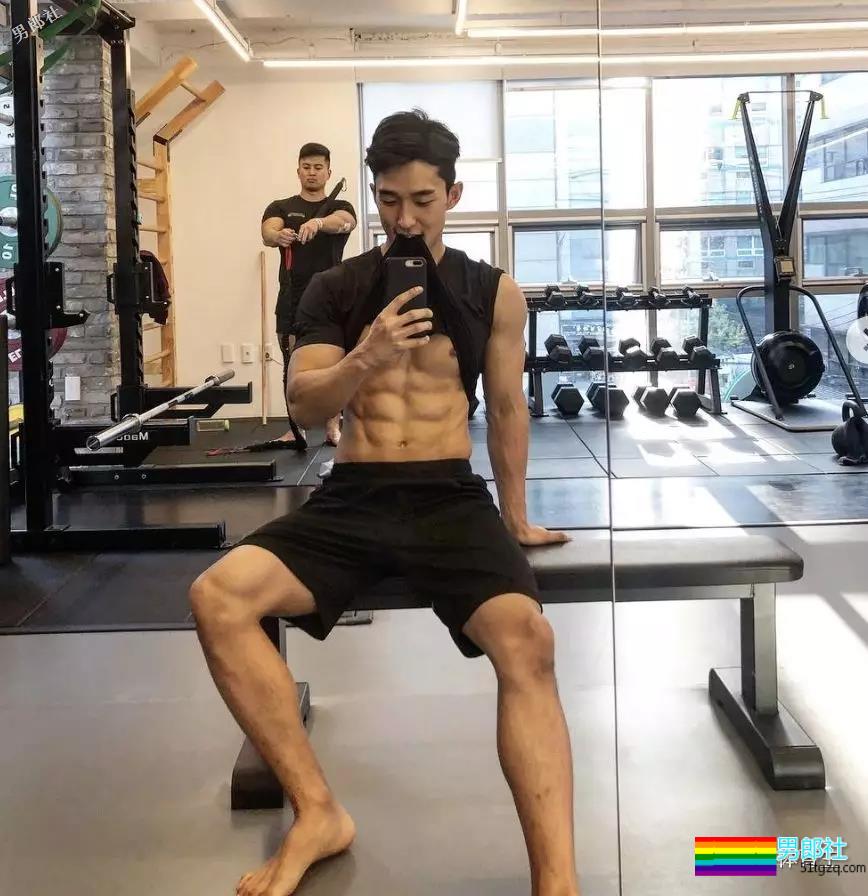 正装肌肉男模主持人，只穿内内在化妆间自拍，好闻！ - 51虹马