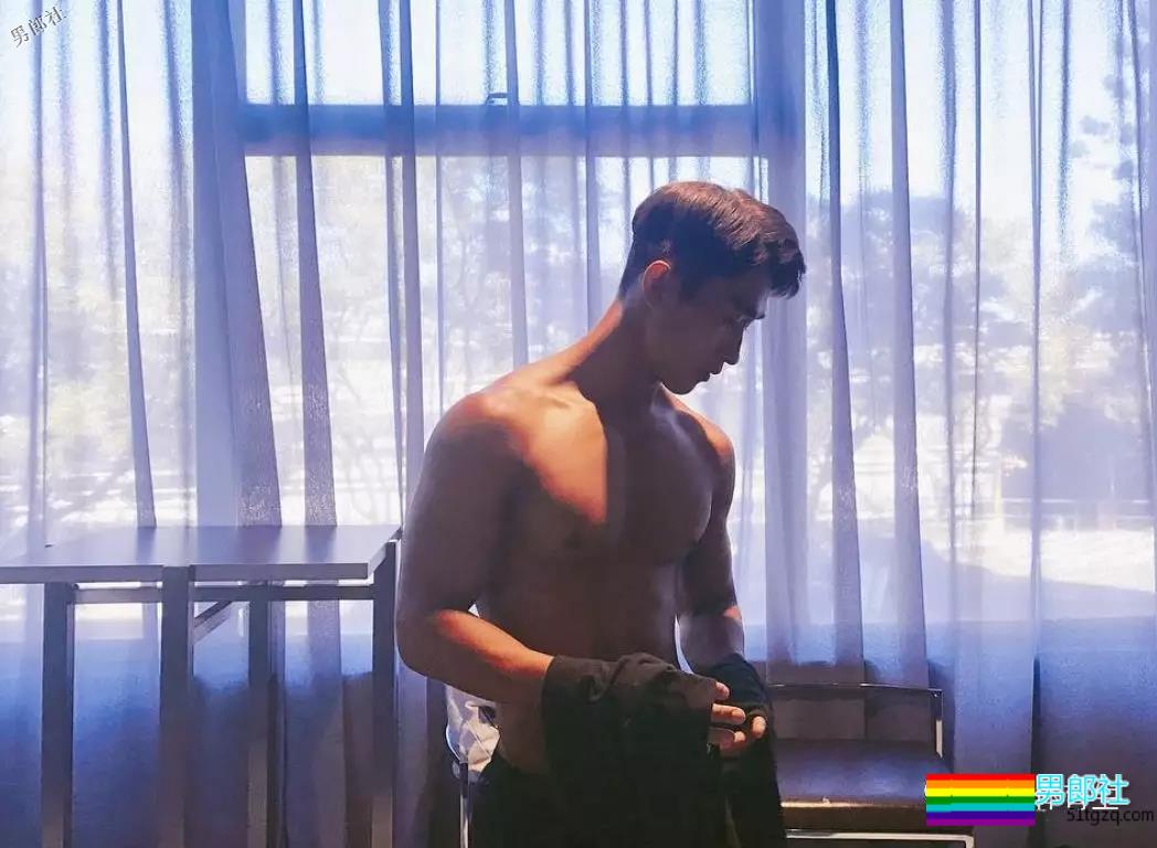 正装肌肉男模主持人，只穿内内在化妆间自拍，好闻！ - 51虹马