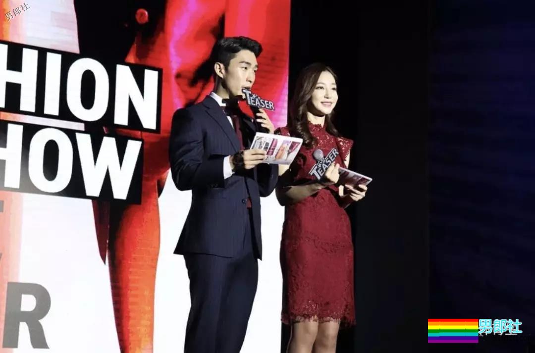 正装肌肉男模主持人，只穿内内在化妆间自拍，好闻！ - 51虹马