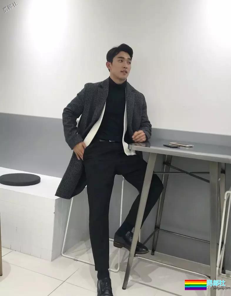 正装肌肉男模主持人，只穿内内在化妆间自拍，好闻！ - 51虹马