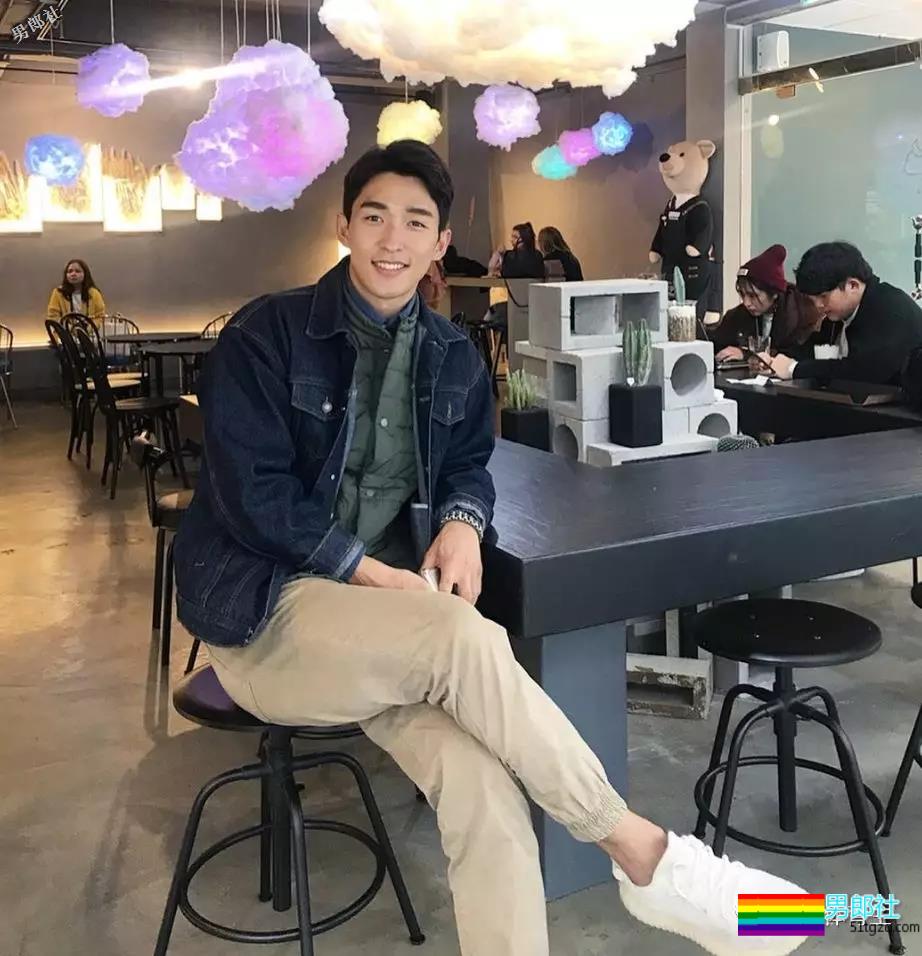 正装肌肉男模主持人，只穿内内在化妆间自拍，好闻！ - 51虹马