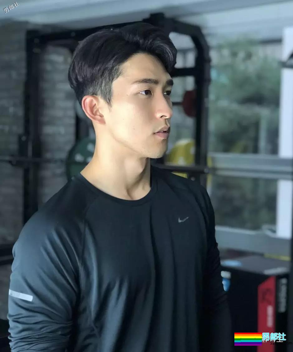 正装肌肉男模主持人，只穿内内在化妆间自拍，好闻！ - 51虹马