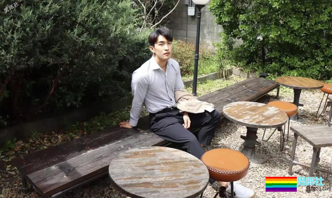 正装肌肉男模主持人，只穿内内在化妆间自拍，好闻！ - 51虹马