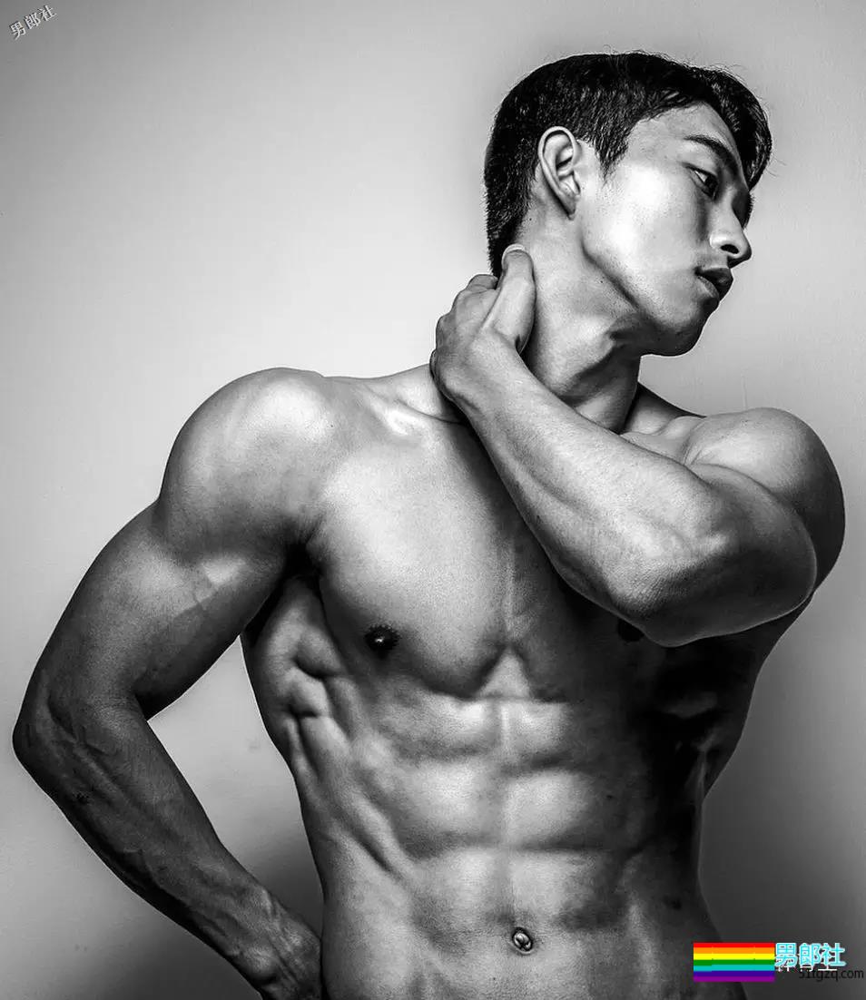 正装肌肉男模主持人，只穿内内在化妆间自拍，好闻！ - 51虹马