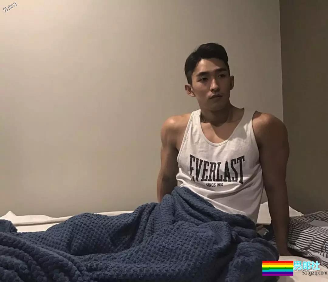 正装肌肉男模主持人，只穿内内在化妆间自拍，好闻！ - 51虹马