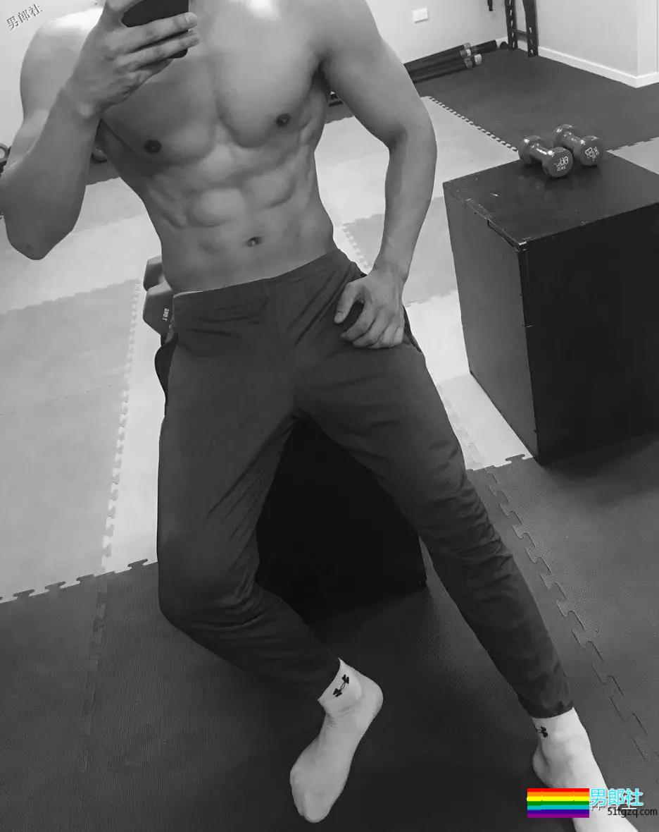 正装肌肉男模主持人，只穿内内在化妆间自拍，好闻！ - 51虹马