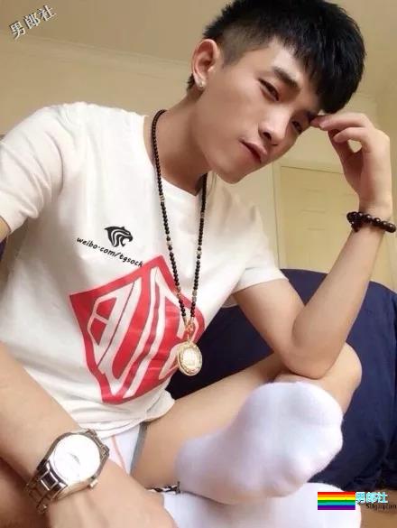 看帅哥们是如何欣赏自己穿过的白袜-51虹马