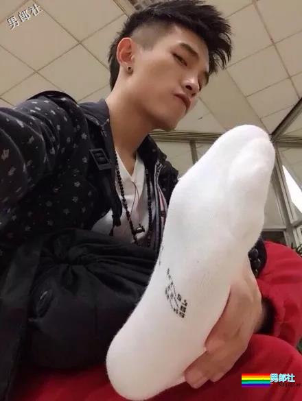 看帅哥们是如何欣赏自己穿过的白袜 - 51虹马