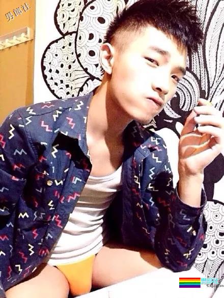 看帅哥们是如何欣赏自己穿过的白袜 - 51虹马