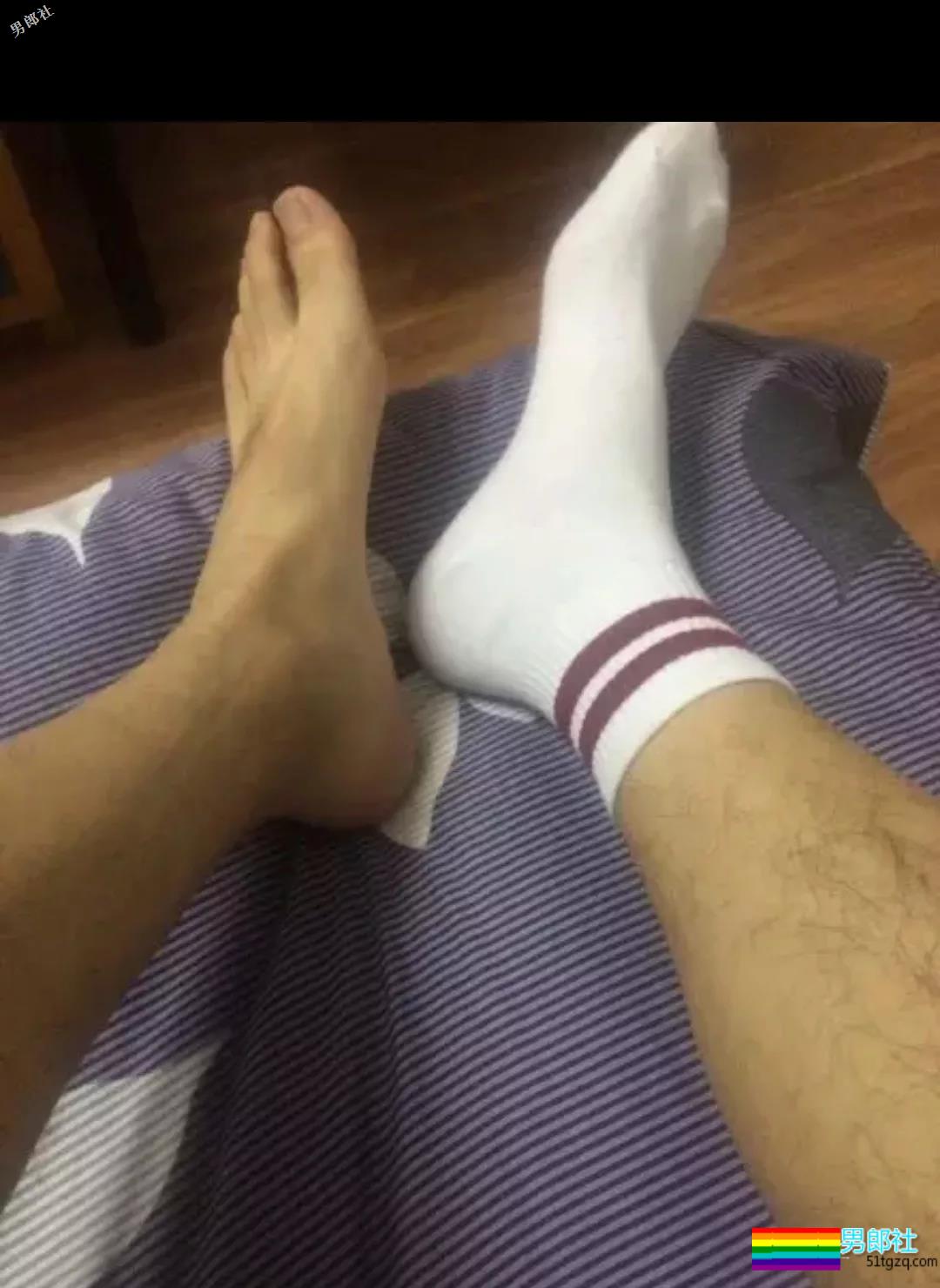 看帅哥们是如何欣赏自己穿过的白袜 - 51虹马