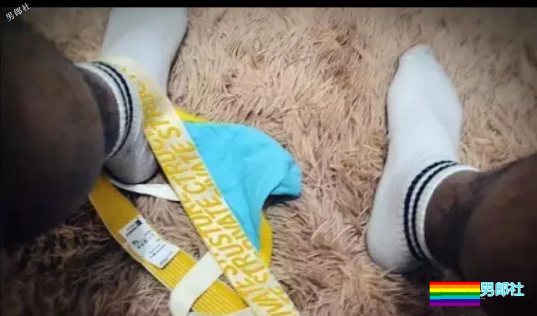 看帅哥们是如何欣赏自己穿过的白袜 - 51虹马