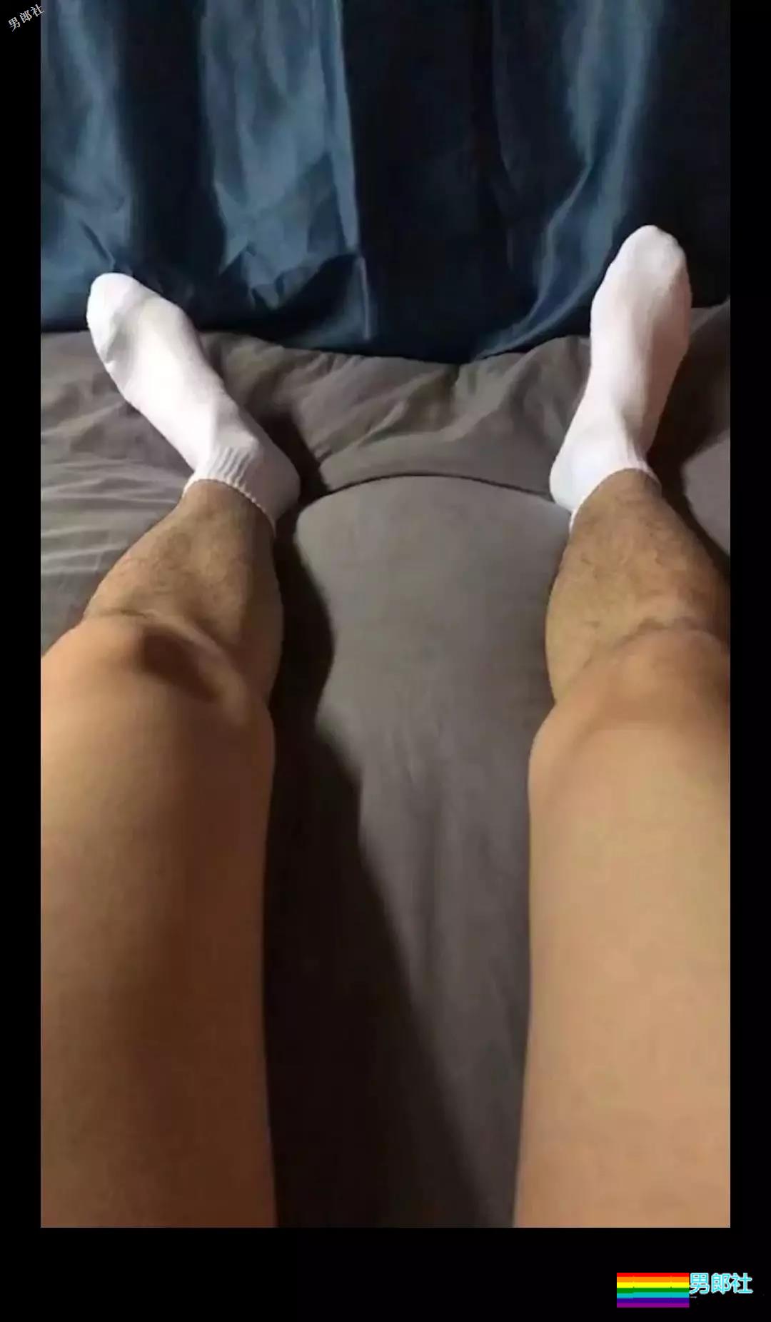 看帅哥们是如何欣赏自己穿过的白袜 - 51虹马