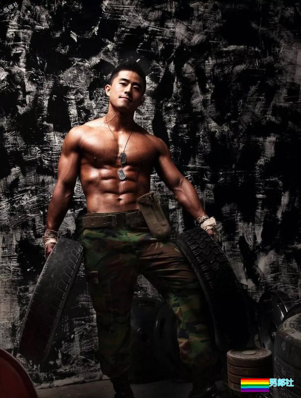 身穿迷彩服的结实肌肉小哥,还是个打桩机的腰!-51虹马