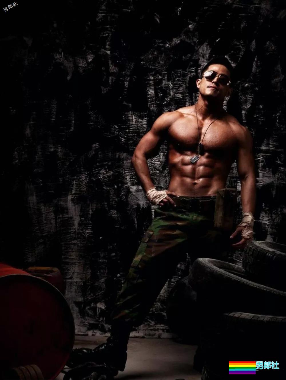 身穿迷彩服的结实肌肉小哥，还是个打桩机的腰！ - 51虹马