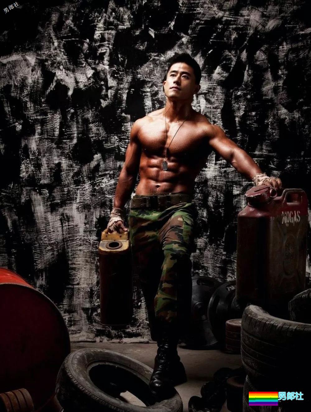 身穿迷彩服的结实肌肉小哥，还是个打桩机的腰！ - 51虹马