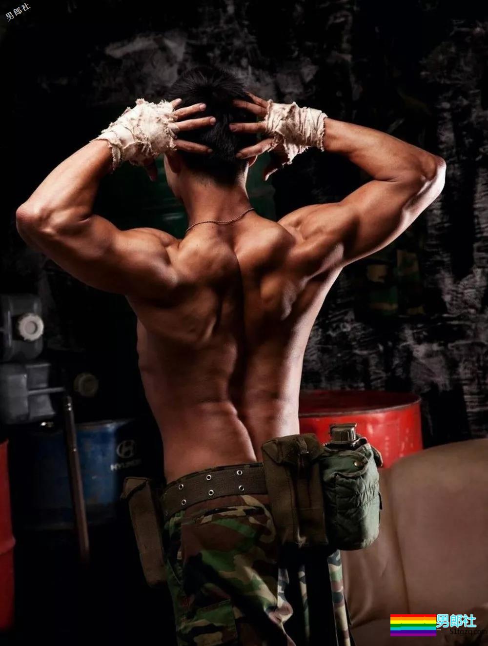 身穿迷彩服的结实肌肉小哥，还是个打桩机的腰！ - 51虹马