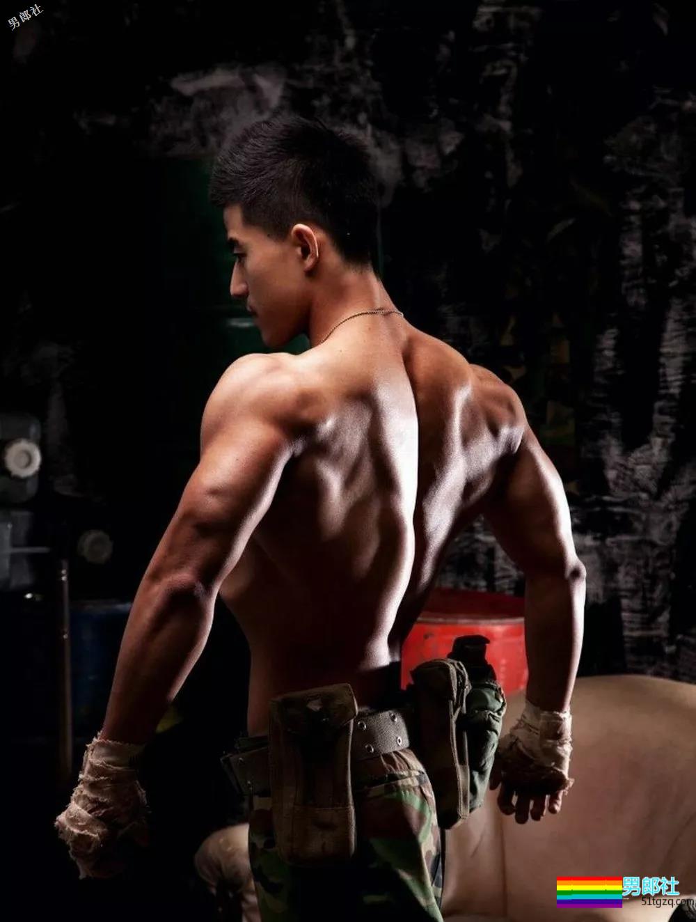 身穿迷彩服的结实肌肉小哥，还是个打桩机的腰！ - 51虹马