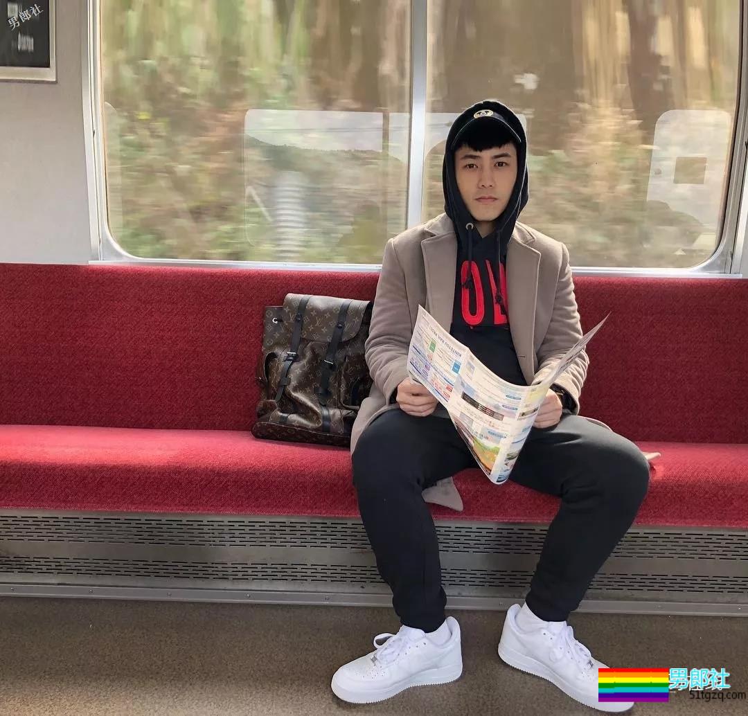 地铁小哥神似“钟汉良”！人畜无害的小肌肉男模清新又舒服！-51虹马