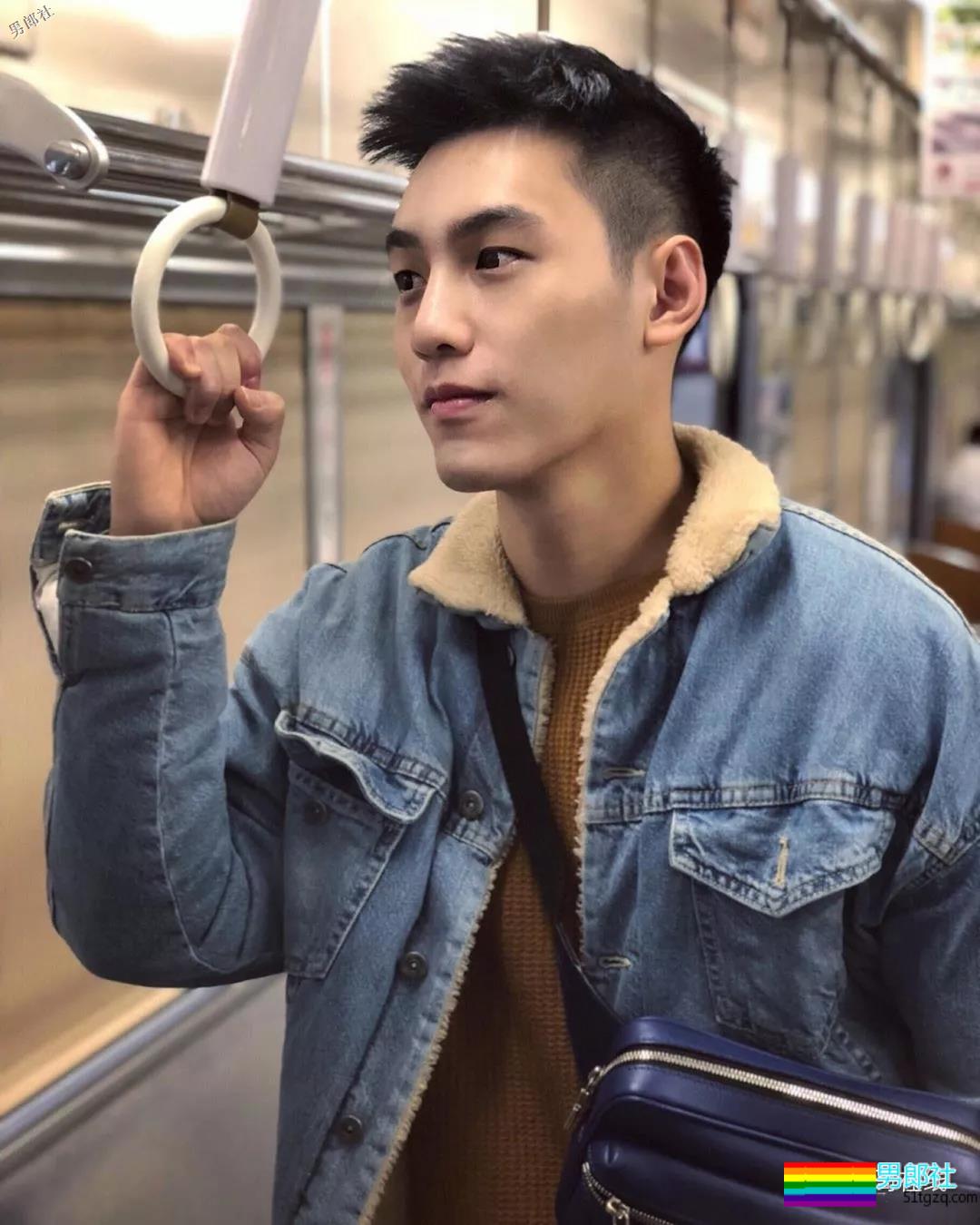 地铁小哥神似“钟汉良”！人畜无害的小肌肉男模清新又舒服！ - 51虹马