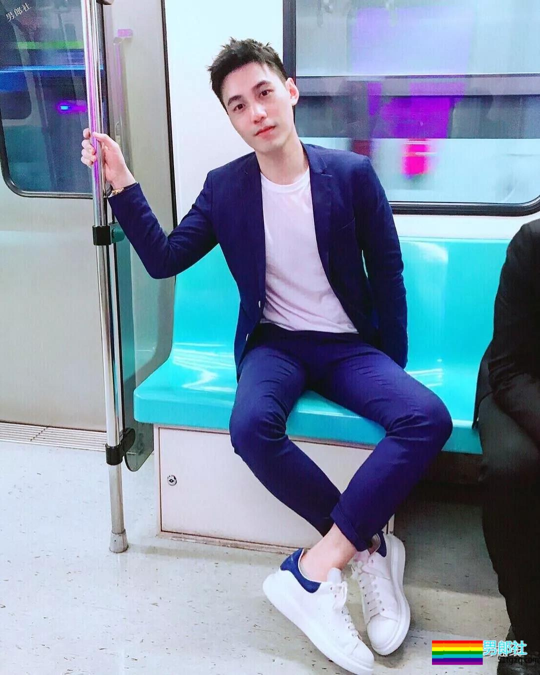 地铁小哥神似“钟汉良”！人畜无害的小肌肉男模清新又舒服！ - 51虹马