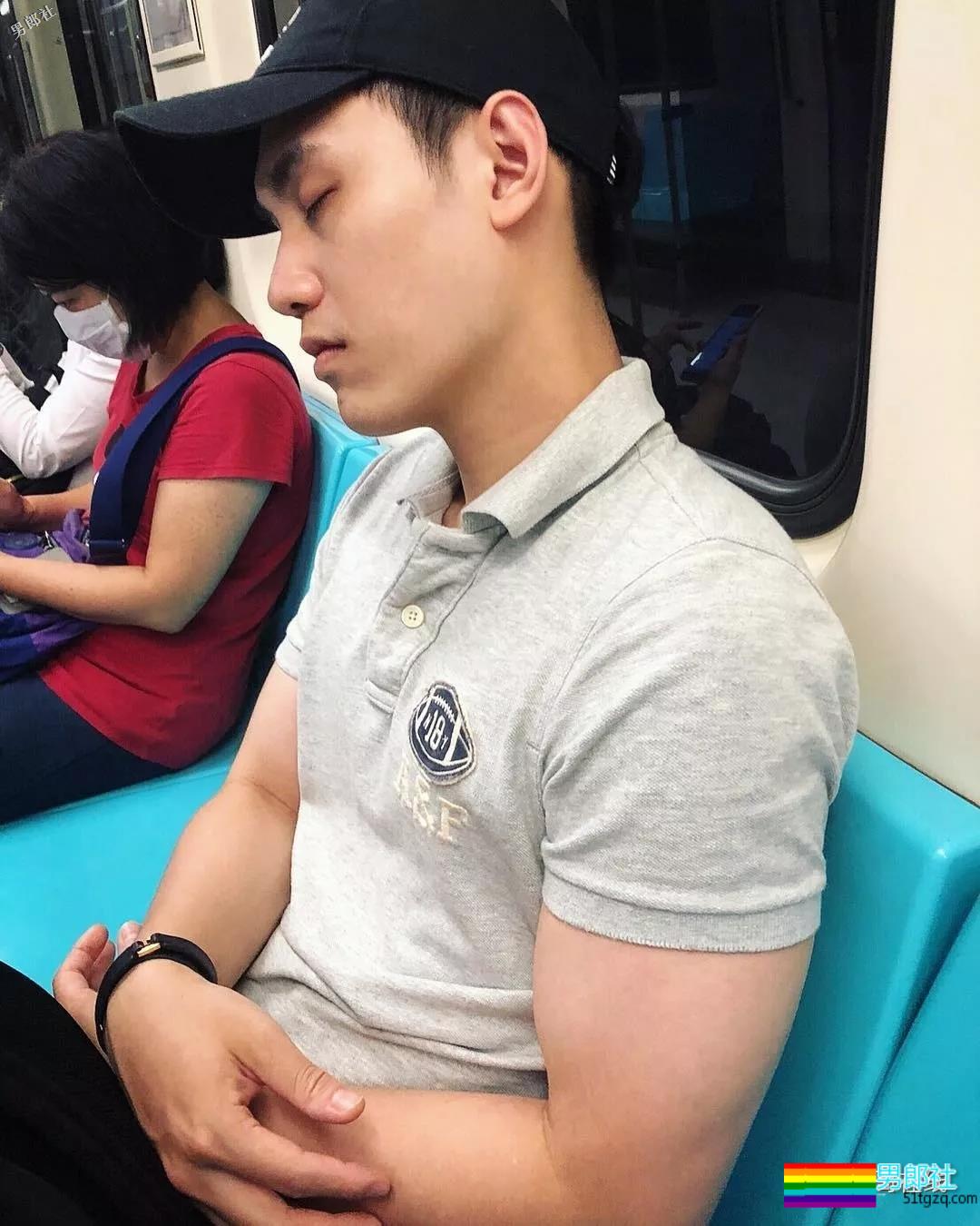 地铁小哥神似“钟汉良”！人畜无害的小肌肉男模清新又舒服！ - 51虹马