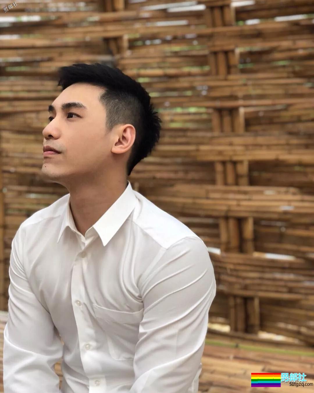 地铁小哥神似“钟汉良”！人畜无害的小肌肉男模清新又舒服！ - 51虹马