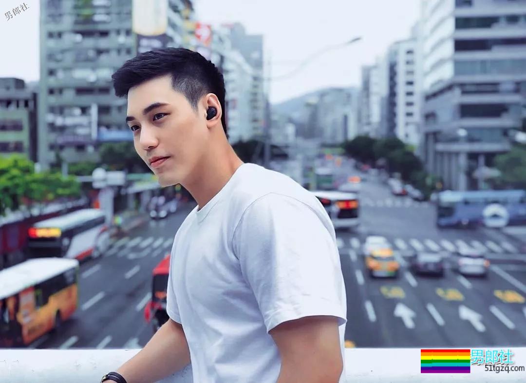 地铁小哥神似“钟汉良”！人畜无害的小肌肉男模清新又舒服！ - 51虹马