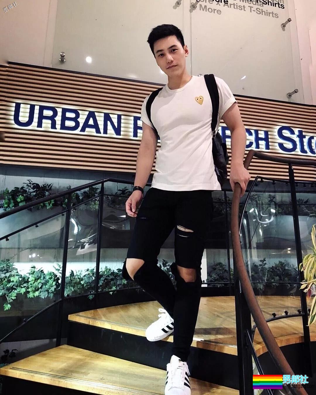 地铁小哥神似“钟汉良”！人畜无害的小肌肉男模清新又舒服！ - 51虹马