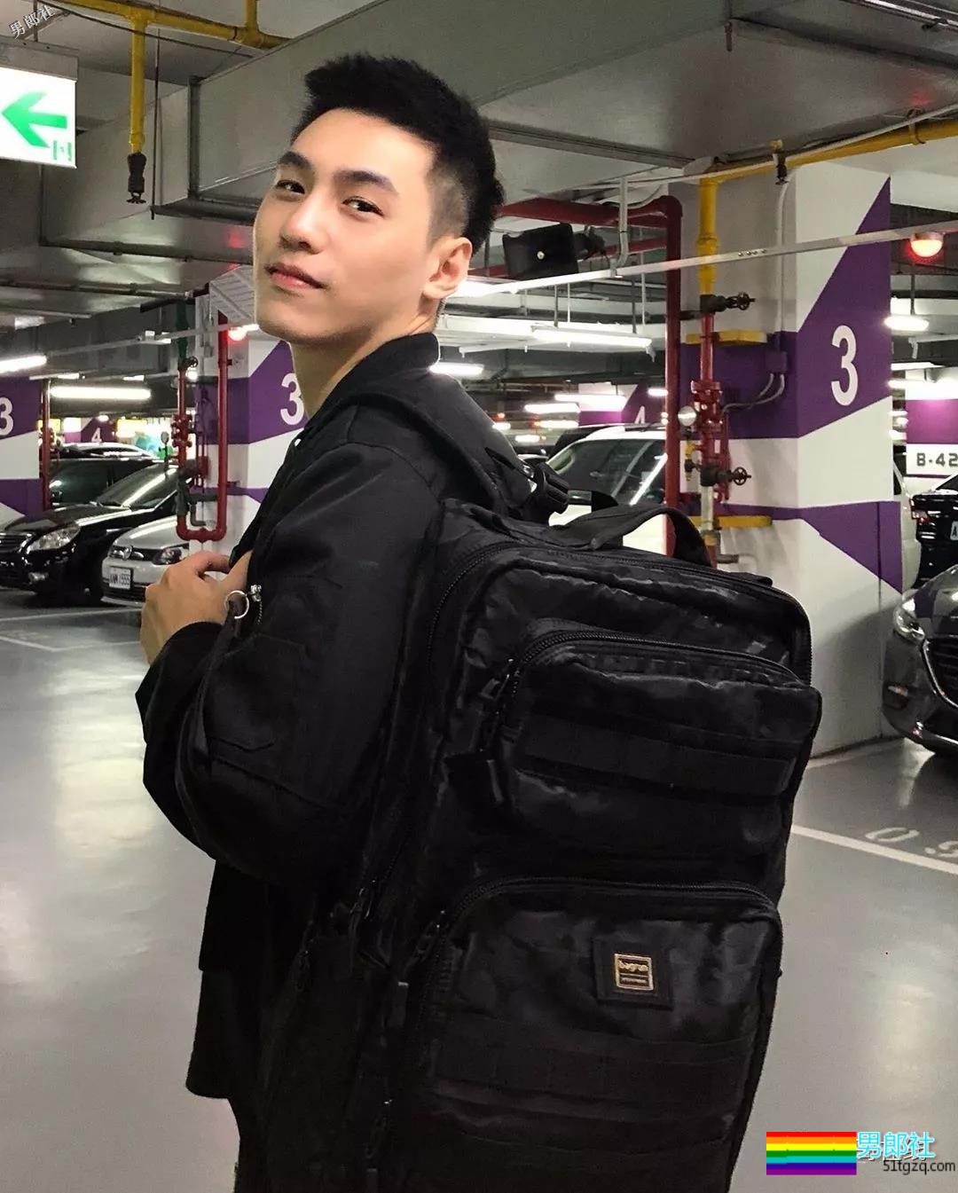 地铁小哥神似“钟汉良”！人畜无害的小肌肉男模清新又舒服！ - 51虹马