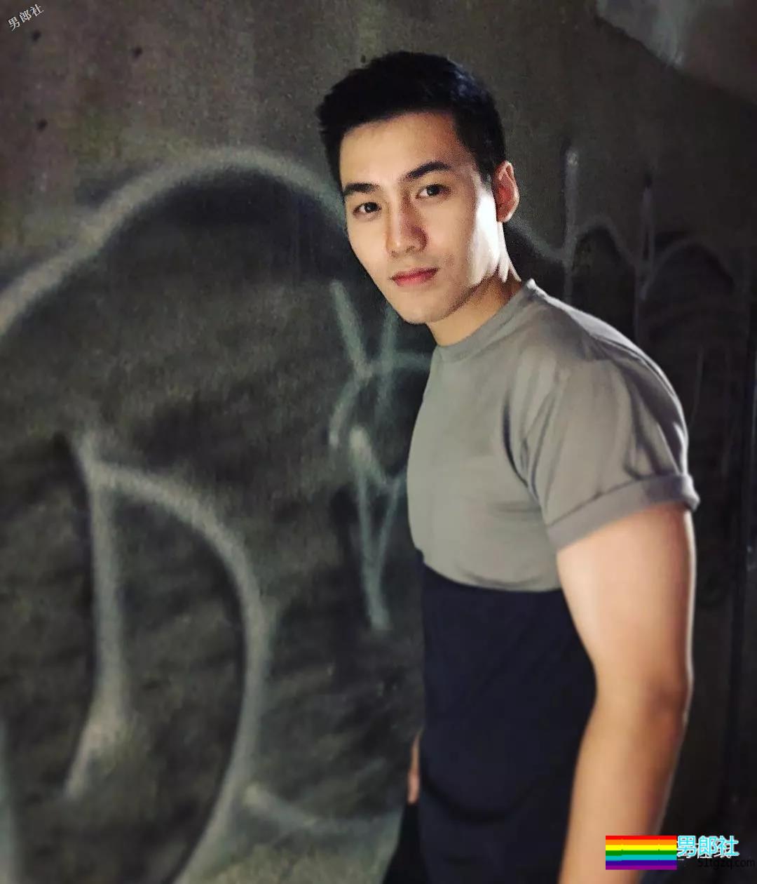 地铁小哥神似“钟汉良”！人畜无害的小肌肉男模清新又舒服！ - 51虹马