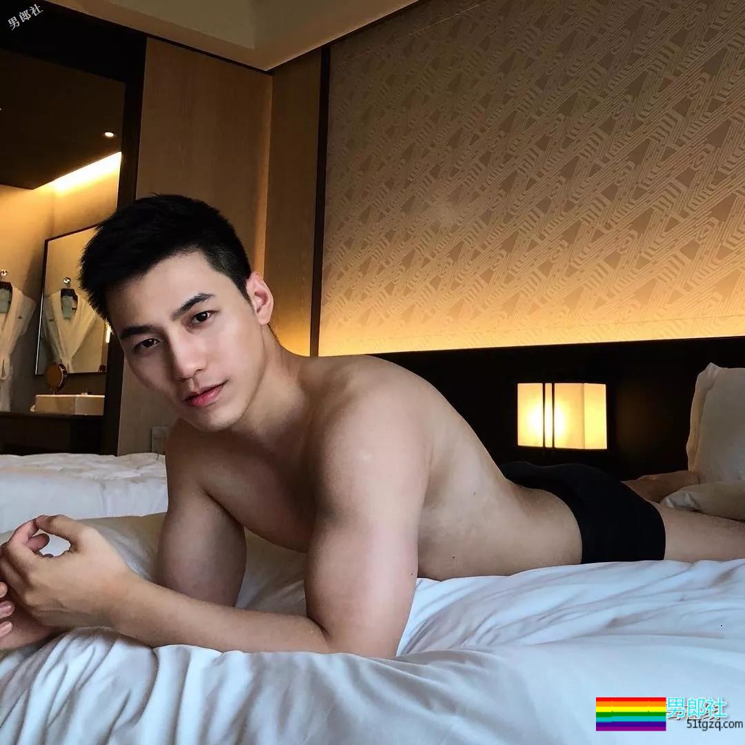 地铁小哥神似“钟汉良”！人畜无害的小肌肉男模清新又舒服！ - 51虹马