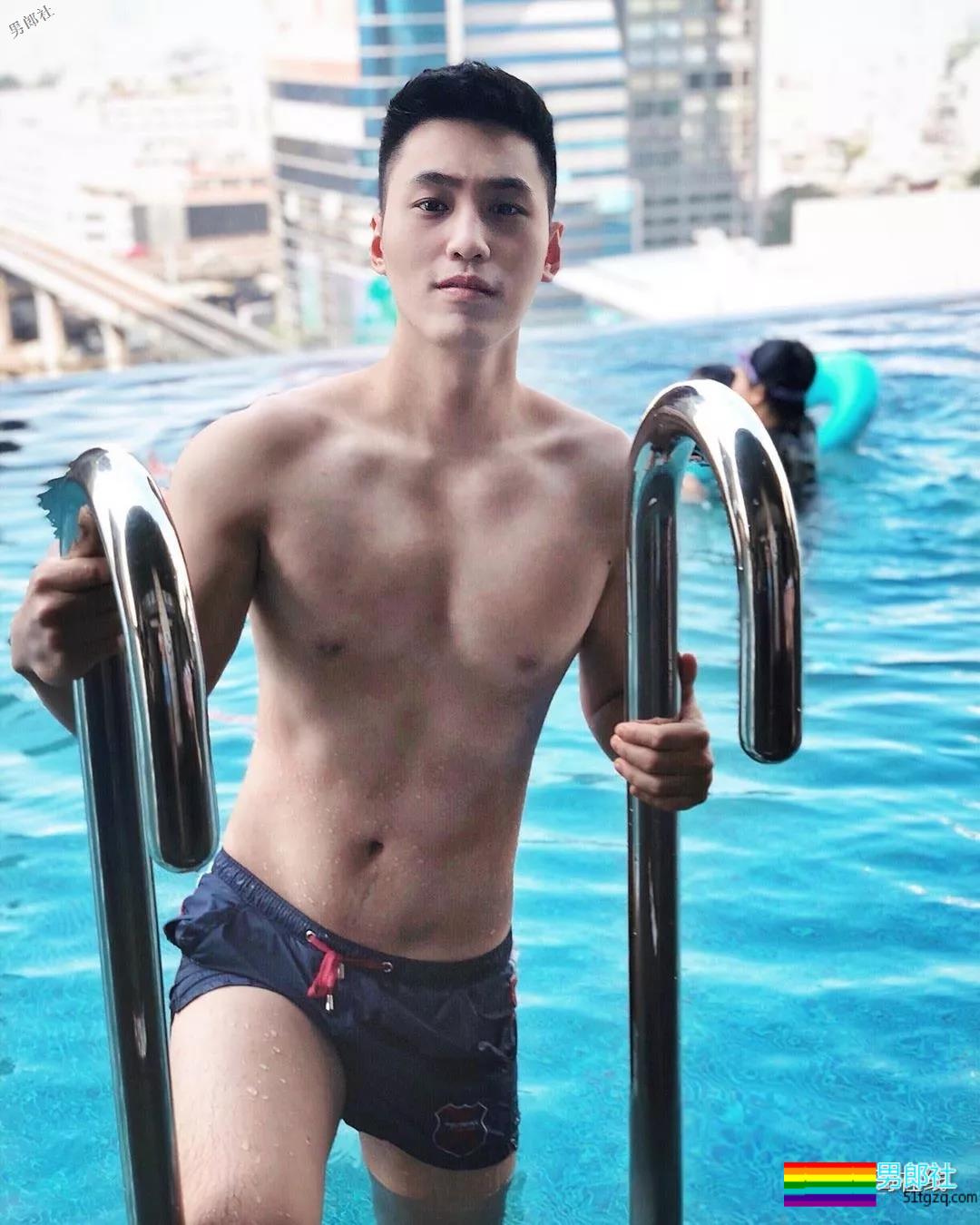 地铁小哥神似“钟汉良”！人畜无害的小肌肉男模清新又舒服！ - 51虹马