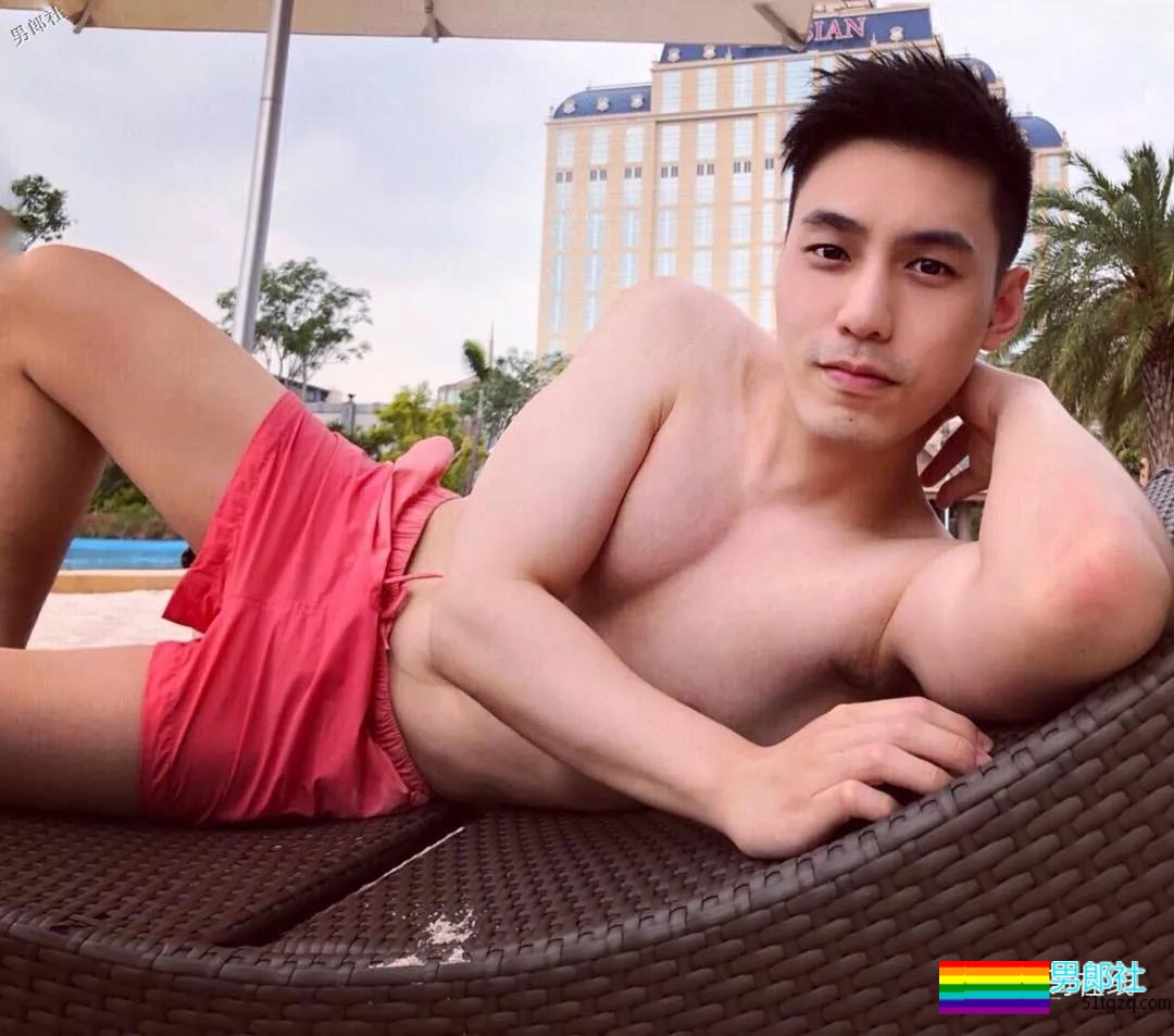 地铁小哥神似“钟汉良”！人畜无害的小肌肉男模清新又舒服！ - 51虹马