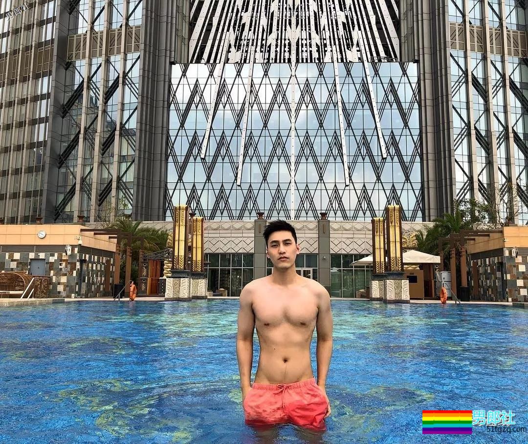 地铁小哥神似“钟汉良”！人畜无害的小肌肉男模清新又舒服！ - 51虹马