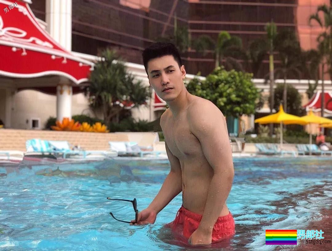 地铁小哥神似“钟汉良”！人畜无害的小肌肉男模清新又舒服！ - 51虹马