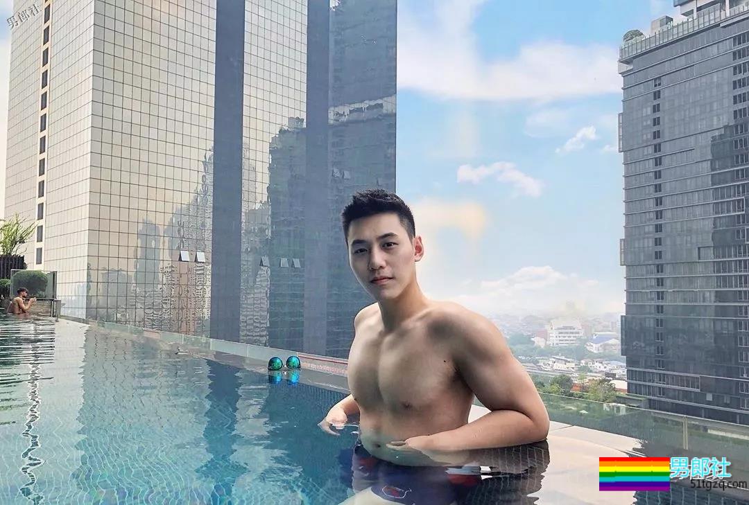 地铁小哥神似“钟汉良”！人畜无害的小肌肉男模清新又舒服！ - 51虹马