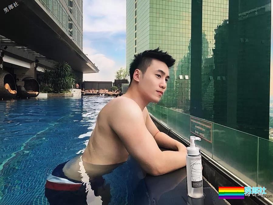 地铁小哥神似“钟汉良”！人畜无害的小肌肉男模清新又舒服！ - 51虹马