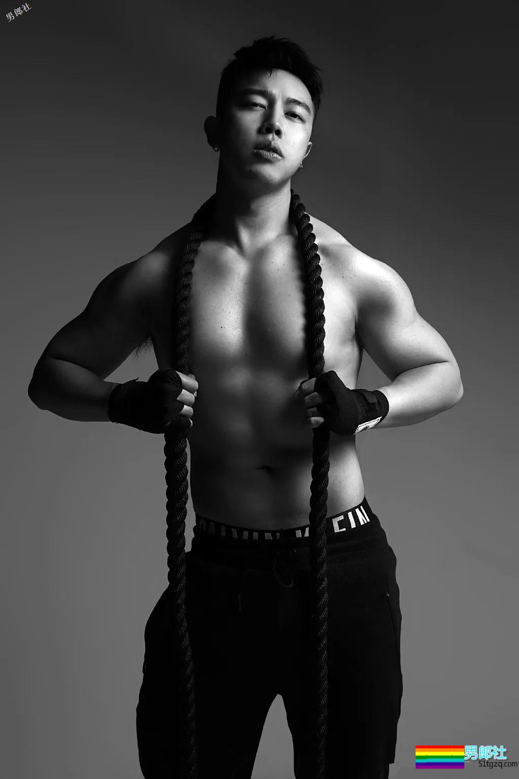 大胸肌模特又是臀趬涩影师，他浴室燳一秒掏空血槽！ - 51虹马