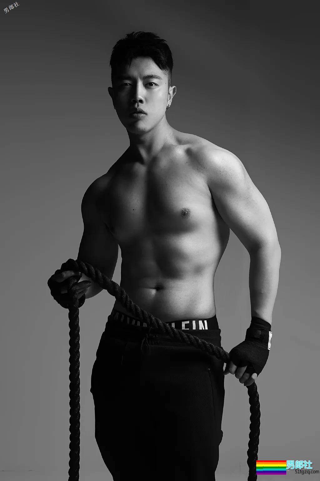 大胸肌模特又是臀趬涩影师，他浴室燳一秒掏空血槽！ - 51虹马