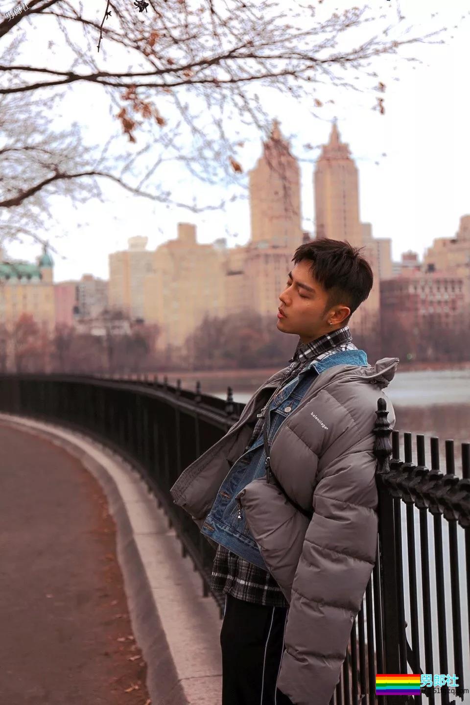 大胸肌模特又是臀趬涩影师，他浴室燳一秒掏空血槽！ - 51虹马