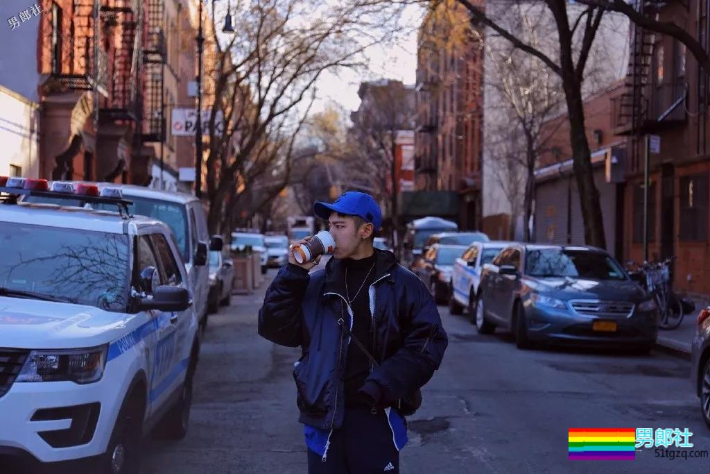 大胸肌模特又是臀趬涩影师，他浴室燳一秒掏空血槽！ - 51虹马