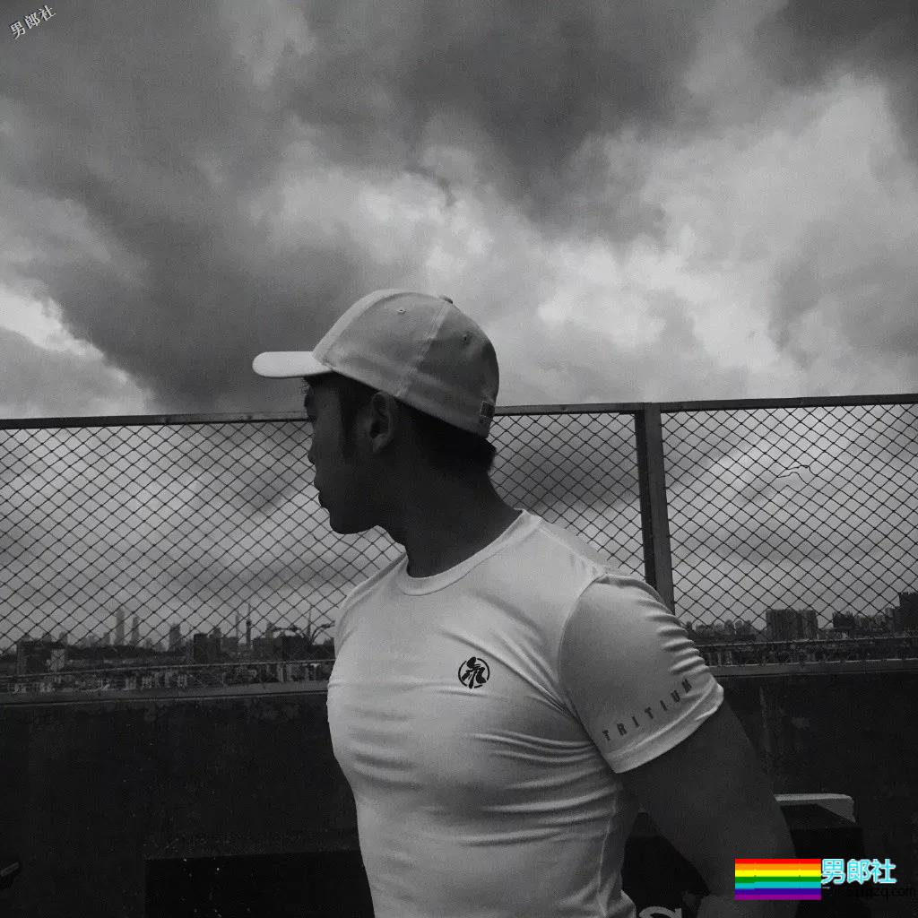 大胸肌模特又是臀趬涩影师，他浴室燳一秒掏空血槽！ - 51虹马