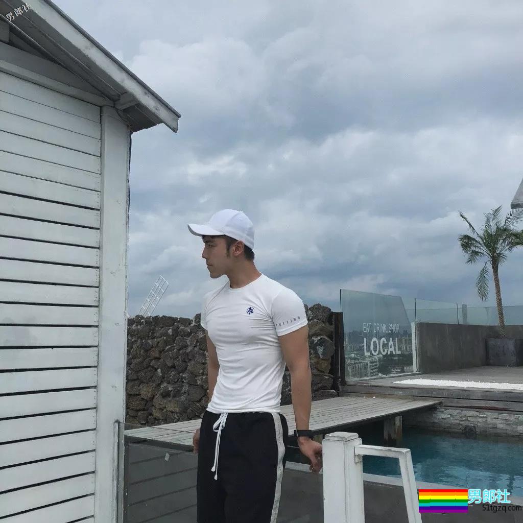 大胸肌模特又是臀趬涩影师，他浴室燳一秒掏空血槽！ - 51虹马