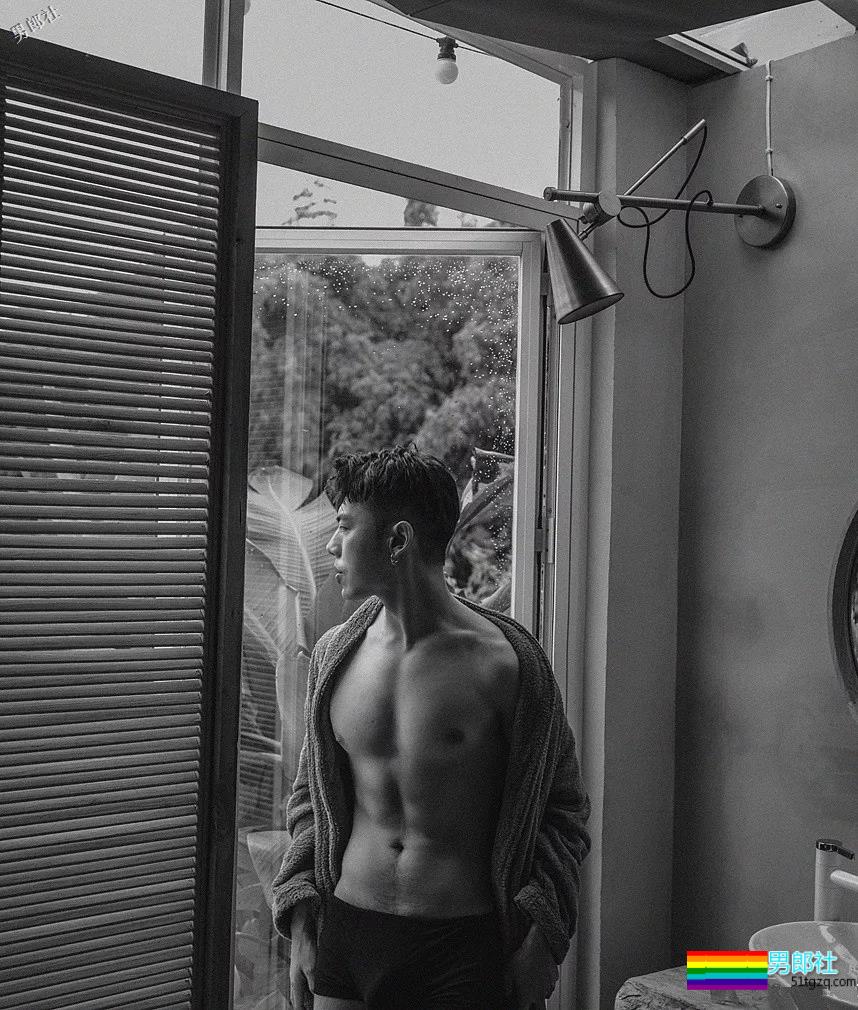 大胸肌模特又是臀趬涩影师，他浴室燳一秒掏空血槽！ - 51虹马